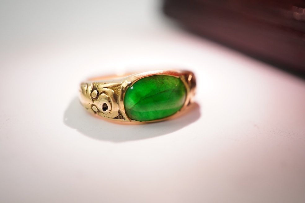 A fine jadeite ring, early 20th century